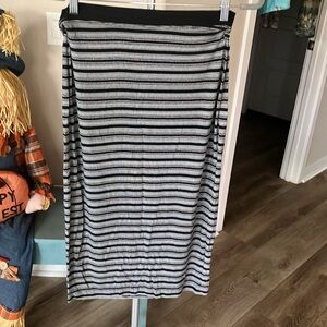 Old Navy B/W Stretch Skirt midi